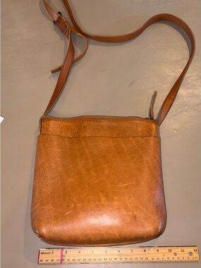 Women’s Leather Crossbody Bag in Tan - Slim Everyday Shoulder Bag